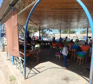 Obst- und Gemüsestand am Rande des Platzes