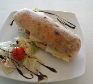 Uno de nuestros bocadillos con pan casero!