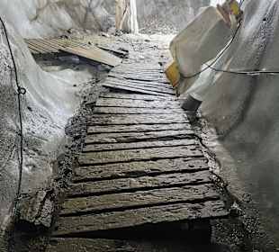 Brüchiger Weg durch den Gletscher