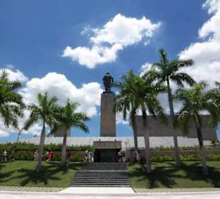 Eingang zu Museum und Totenstätte