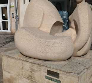 Die Skulptur Dona de Palma am Plaça de l'Olivar