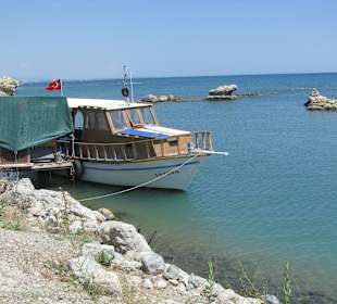 Ausflugsboot im Naturhafen
