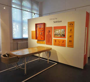 In der Pathologie mit Sektionstisch