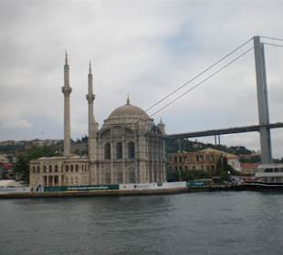 Moschee mit Brückenansicht