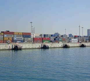 Blick auf den Frachthafen