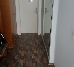 Zimmer sehr groß, aber auch nur, weil Lift direkt neben dem Zimmer war June Six Hotel Hannover City