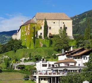 Blick auf Schloß Schenna