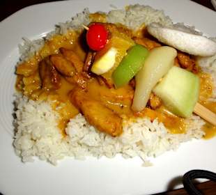 Curry mit Fruchtspieß