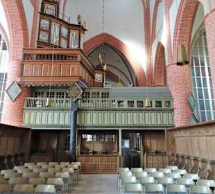 Im Chorraum der Ludgerikirche