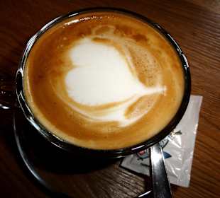 Cappuccino-Kunstwerk in der Gamsbluthütte