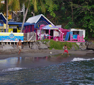 Der fast schwarz Strand bei Bouillante