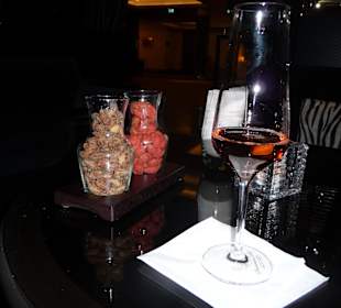 Champagner mit Beiwerk in der Bar...