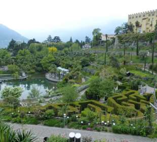 Irrgarten mit Schloss im Hintergrund