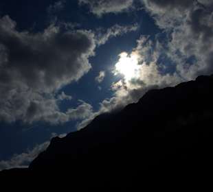 Hoch Blick zu den Bergen