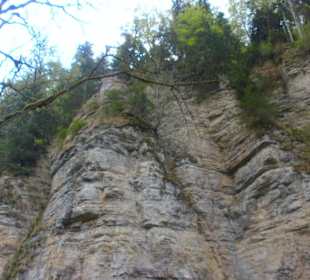 Steile Felswände über uns