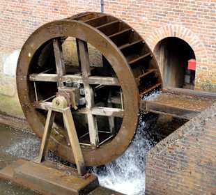 Das Rad der Wassermühle