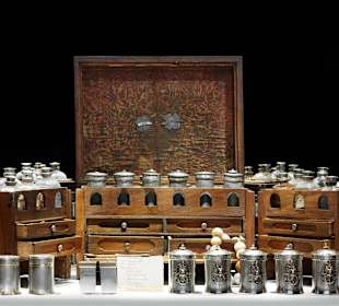 Komplette Reiseapotheke aus Nussholz