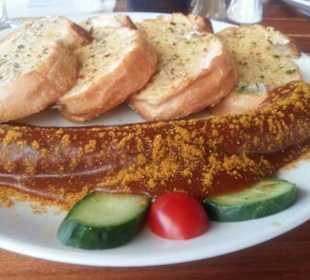 Currywurst mit Knoblauchbrot