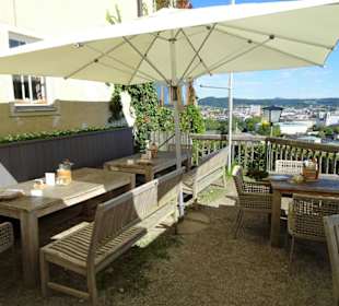 Sitzplätze auf der Terrasse der Stadtalm