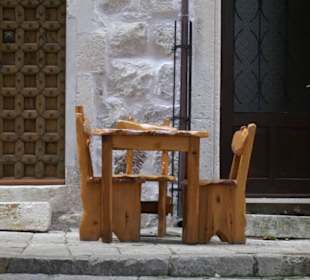 Auch in engen Gassen ist Platz für ein Restaurant