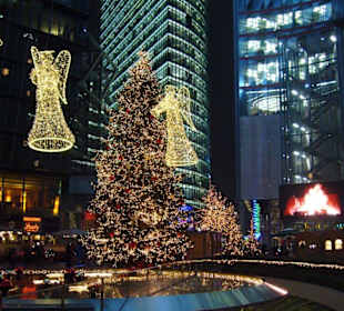 Sony Center mit Weihnachtsdekoration