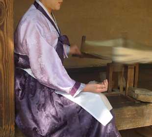 Frau im Hanbock beim Spinnen