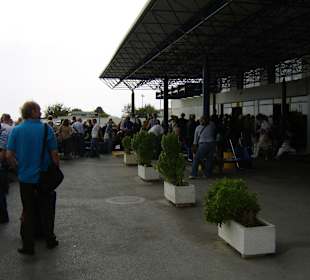 Überfüllter Flughafen