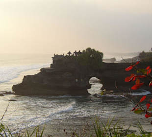 Tempel auf dem Felsen neben dem Tanah Lot