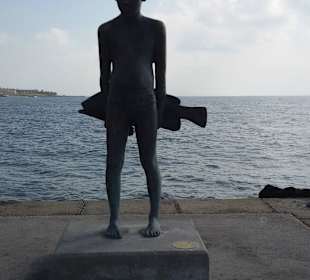 Der kleine Fischerjunge am Hafen