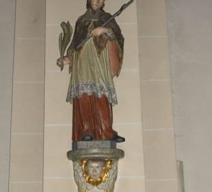 Statuen an den Wänden des Kirchenschiffes