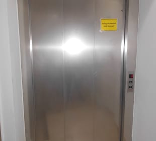 ...Oder halt mit dem Lift. Hotel Grand Corner