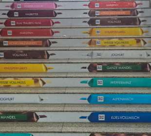 Treppen zum Gleis mit Ritter Sport Werbung