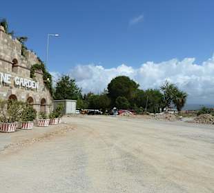 Die Straße vor dem Defne Garden