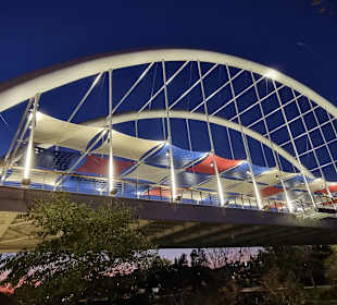 Fußgängerbrücke am Restaurant 