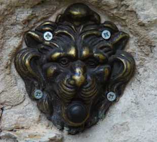 Klingel als Bronze-Löwe