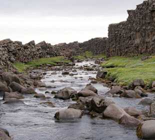 Almannagjá (Allmänner-Schlucht) - Fluss Öxará