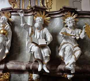 Figuren an der Kanzel