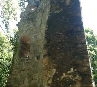 Die Ruine Stollburg oberhalb von Handthal