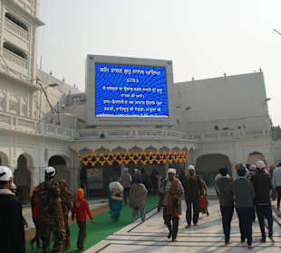 Anzeigetafel mit Gebetssprüchen