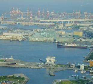 Widok z wieży na port.