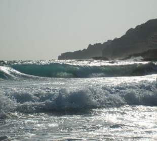 Wellen am Strand Cala Agulla