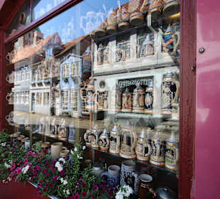 Bierkrüge im Fenster
