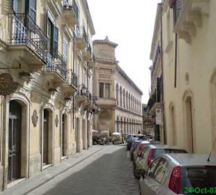 Blick durch Straße auf Platz