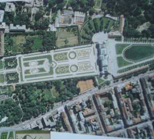 Park des Schlosses Belvedere aus der Luft