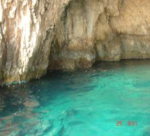 Błękitna woda w jaskini