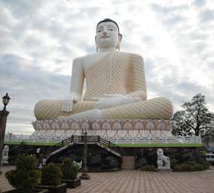 50m hoher Buddha