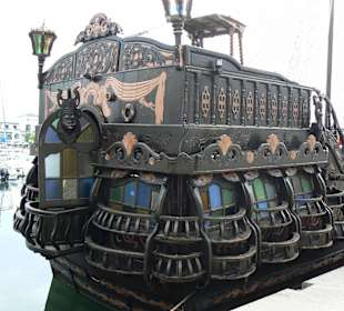 Piratenschiff im Jachthafen