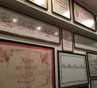 Im Eingang historische Handarbeiten