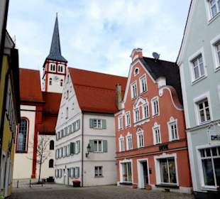 Bürgerhäuser und Turm der Stadtpfarrkirche