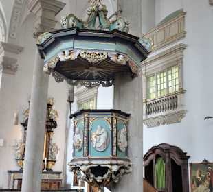 Die Kanzel der Kirche St. Maximilian